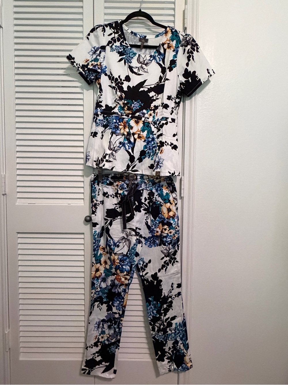 Januu Peplum Top Scrub Set White Blue & Black Floral tapered ankle pants Small